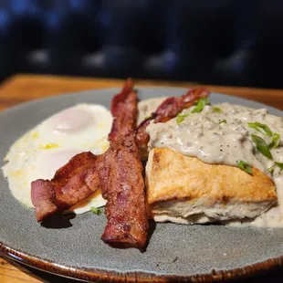 South Mountain Classic Biscuits * &amp; Gravy
Fresh Baked Biscuit, 2 Eggs, Chef&apos;s Choice Gravy