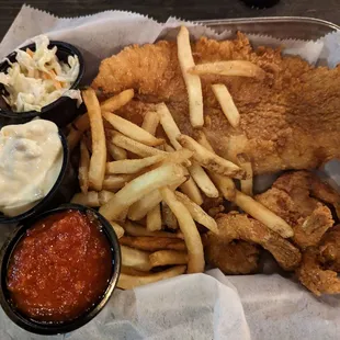 Fish and prawns basket