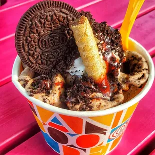 an ice cream sundae with oreo cookies