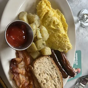 a plate of breakfast food