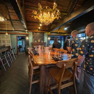 Arenʻt the tables and ceiling gorgous???