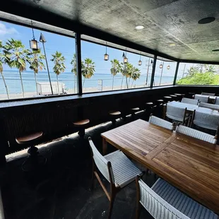 Can you see yourself having yummy grindz while enjoying the ocean view?