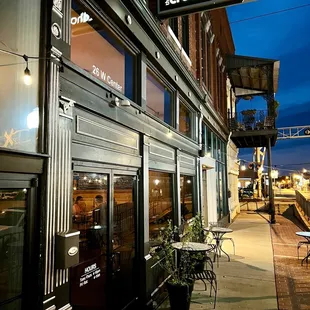 the outside of the restaurant