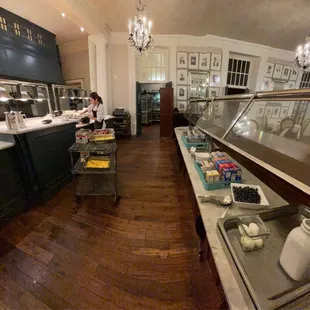 The kitchen staff prepares to take away morning brunch - served until 11:00 am each and every damgod day of the week!!!