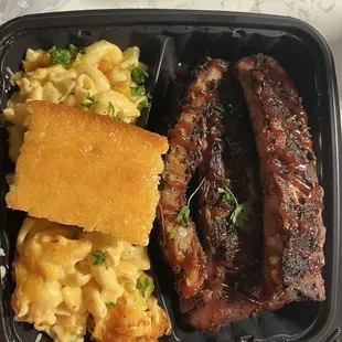 Rib platter with mac n cheese.