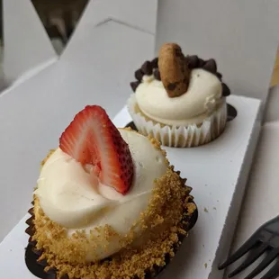 Cheesecake and cookie cupcakes