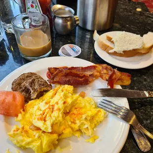 a plate of breakfast food