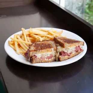 corned beef rueben on rye