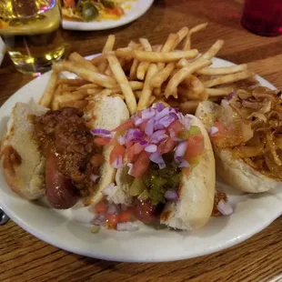 Hotdog sliders. Chili dog. New york style. Chicago style.
