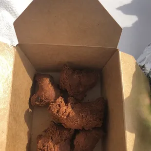 Beignet (5) no powdered sugar nor ganache given