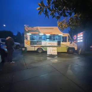 The Damel foodtruck next to the 76 on Grand