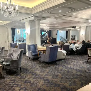 The lounge. Courtyard straight ahead up the 5 steps. M Bistro room on the right.