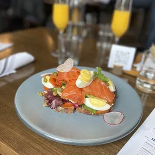 Smoked salmon toast