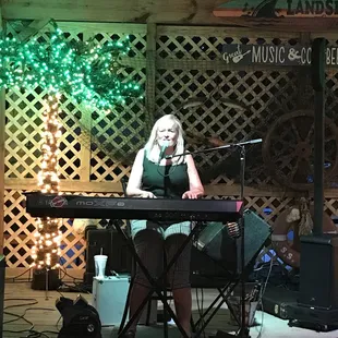 Great place with good food and great live music. Breakfast buffet on holiday weekends! Yum!