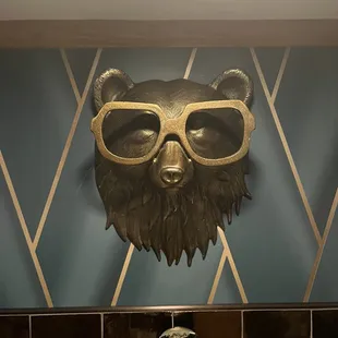 Men&apos;s restroom