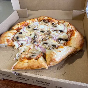My favorite pizza, mushroom onion and extra cheese. Perfectly done. Fantastic bread crust.