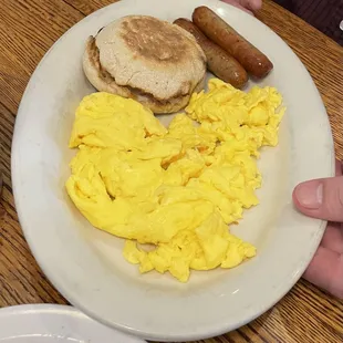 Scrambled eggs, English muffin and sausage links