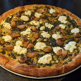 Super flavorful garlic and goat cheese pizza