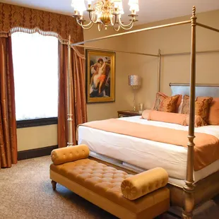 a four poster bed in a hotel room
