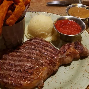 10oz rib eye, very bland with no flavor, mashed potatoes was hard, best part was the sweet potato fries.
