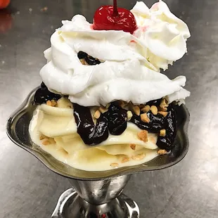Hot fudge sundae