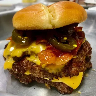 a cheeseburger with jalapenos