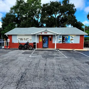 Sept 2022: Exterior Pic 1 of 6