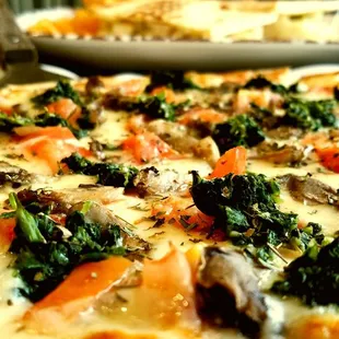 Spinach and mushroom speciality pizza