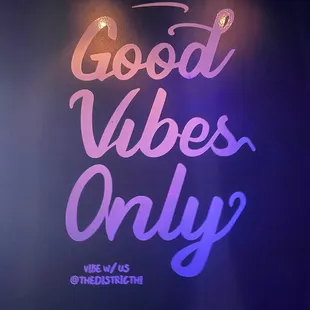 a neon sign that says good vibes only