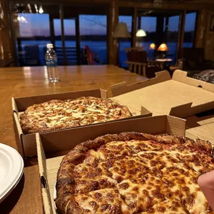 Really good pizza on Round Lake!
