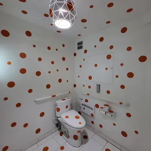 Orange polka dot bathroom, 0.5x - IG @bougiefoodieboi