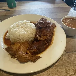 Pollo guisado with white rice and beans