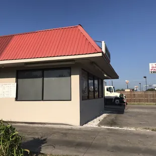 the outside of the restaurant