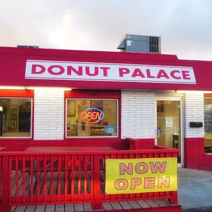 Old faithful for donuts.. The buttermilk chocolate donuts are legit