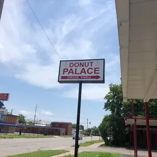 a donut palace sign