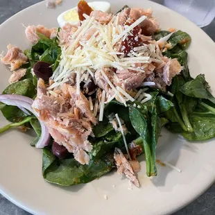 Spinach salad with smoked salmon
