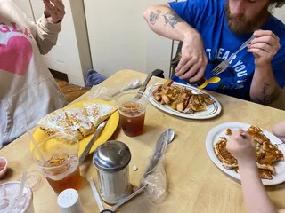 Clyde's Cozy Corner Cafe