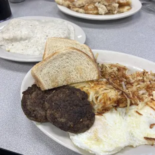 a plate of breakfast food