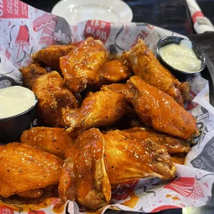 Wings with hot sauce (super peppery), love it