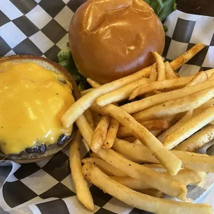 Cheeseburger with fries