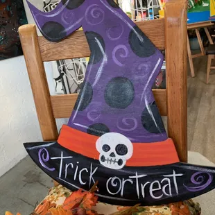 Projects on wood for fun holiday decor!