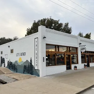 A great place on Lake Keystone in Cleveland Oklahoma that has some of the best pizza you will ever taste.