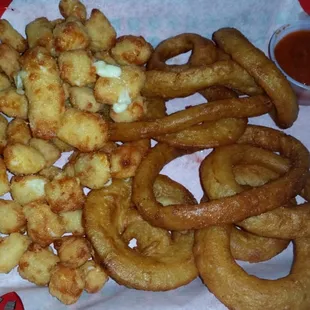 Combo appetizer with onion rings and cheese curds