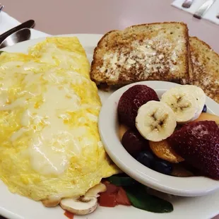 Veggie delight omelette with swiss cheese: side of 9grain/fruit salad (instead of hash brownh