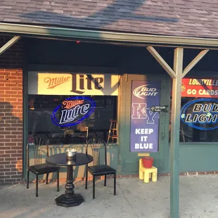 the outside of a restaurant