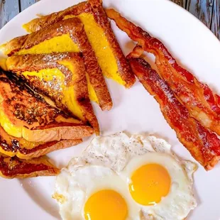a plate of breakfast food