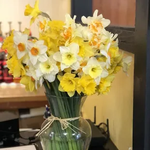 a vase of daffodils