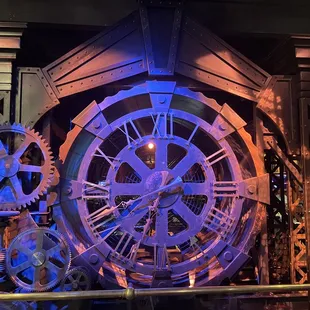 Decor - Giant clock as you walk in