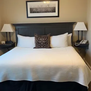 Great size bed, That is extremely comfortable best pillows ever!