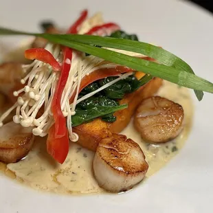 Scallops with enoki mushroom and polenta